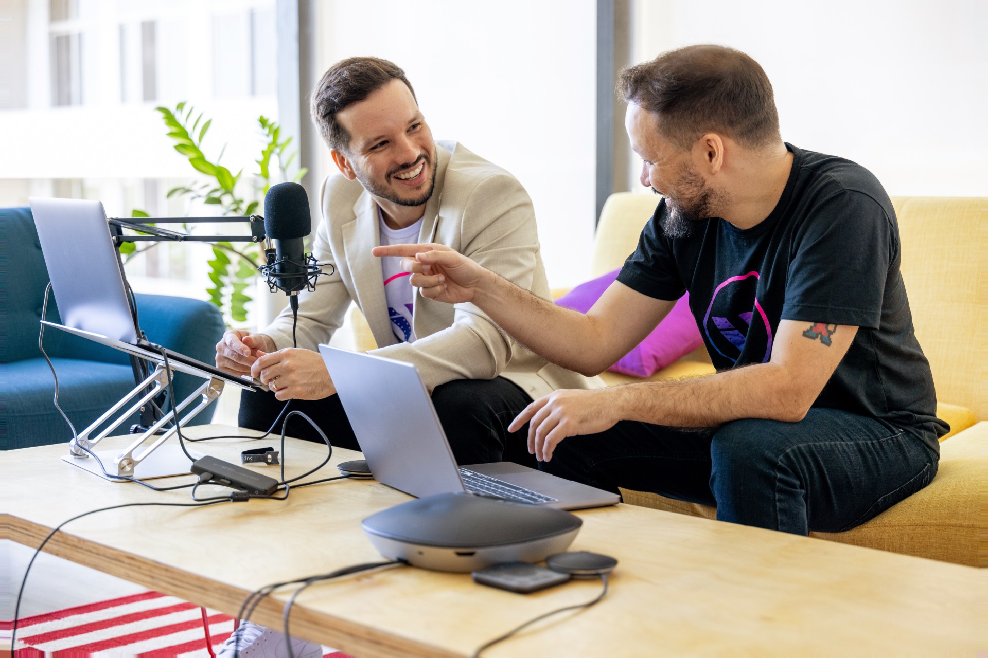 I fondatori di Wisecut durante la registrazione di un podcast